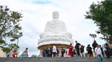 Asya 'daki Nha Trang' daki Budizm Uzun Oğul Pagoda 'daki büyük Buda heykelini gezen Asyalı turistler görülüyor. Nha Trang, Vietnam - 18 Aralık 2024