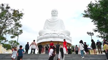 Turistler Asya 'daki Nha Trang' daki Budizm Uzun Oğul Pagoda 'daki büyük Vietnam Buda heykelini görüyorlar. Nha Trang, Vietnam - 18 Aralık 2024