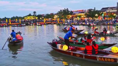 Akşamları Hoi An şehrinde nehirde turistlerle dolu tekneler. Hoi An, Vietnam - 1 Aralık 2024
