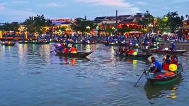 Turistli tekneler ve akşamları Vietnam 'ın Hoi An kentindeki nehirde fener festivali. Hoi An, Vietnam - 1 Aralık 2024