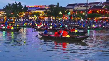 Turistlerle tekneler ve Hoi An 'ın eski kasabasındaki nehirde gece vakti Vietnam' da bir şehir. Hoi An, Vietnam - 1 Aralık 2024
