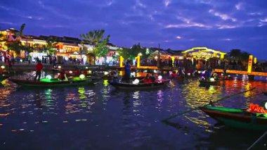 Turistlerle tekneler ve Hoi An şehrinde nehirde gece vakti Vietnam 'da. Hoi An, Vietnam - 1 Aralık 2024