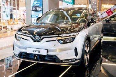 Yeni modern Vietnam elektrikli otomobili Vinfast VF8, Vietnam 'daki Vingroup otomobil fuarında. Nha Trang, Vietnam - 01 Nisan 2025