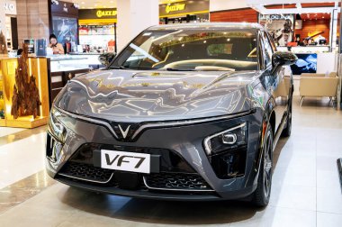 Yeni modern Vietnam elektrikli otomobili Vinfast VF7 Vietnam 'daki Vingroup otomobil fuarında. Nha Trang, Vietnam - 01 Nisan 2025