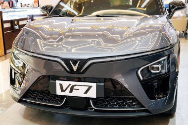 Vietnamlı elektrikli araba Vinfast VF7 Vietnam 'daki Vingroup otomobil fuarında. Nha Trang, Vietnam - 01 Nisan 2025