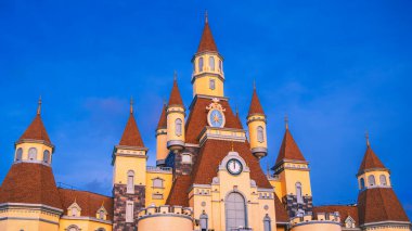 Vietnam 'daki Nha Trang' da bulunan Vininci Adası 'ndaki eğlence parkındaki güzel ortaçağ şatosunun çatısı.