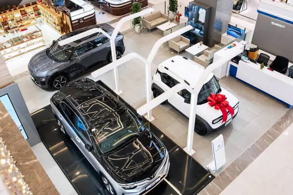 Vietnam 'daki Nha Trang' da yeni modern Vietnam Vinfast elektrikli arabaları sergisi. Nha Trang, Vietnam - 01 Nisan 2025