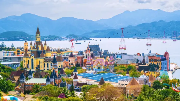 VinPearl Adası ya da VinWonders Lunaparkı 'nın panoramik manzarası. Nha Trang' da şatolar ve teleferikli, Vietnam hava manzaralı.