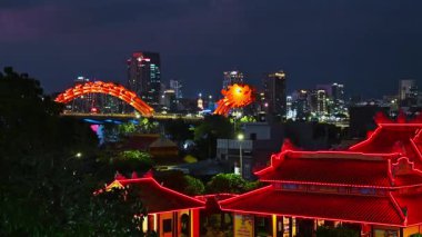 Vietnam 'da, Da Nang' daki Ejderha Köprüsü ve Han Nehri Embankment gece görüşü. Da Nang, Vietnam - 30 Kasım 2024