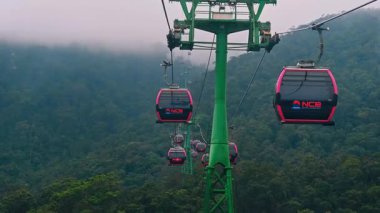 Asya 'daki Da Nang' daki Sun World Ba Na Hills Turizm Eğlence Parkı 'nda Nui Chua Dağı' nın zirvesine çıkan bir teleferik. Da Nang, Vietnam - 30 Kasım 2024
