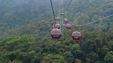 Asya 'daki Da Nang' daki Ba Na Hills Turizm Eğlence Parkı 'nda bulunan Dağ' a giden teleferik kabinlerinin olduğu halat yolu. Da Nang, Vietnam - 30 Kasım 2024