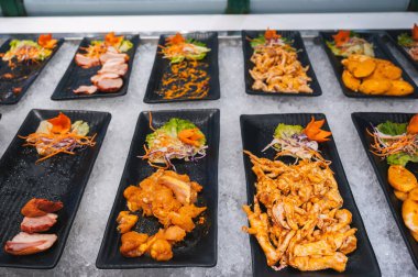 Vietnam 'da Asya' daki otel restoranında çeşitli et çeşitleri ve çeşitli Asya Vietnam yemekleri.