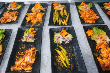 Asya 'daki otel restoranında çeşitli et çeşitleri ve çeşitli Asya Vietnam yemekleri.