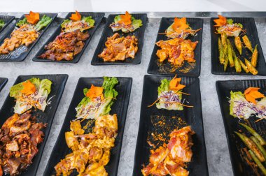 Vietnam 'da Asya' da bir otel restoranında çeşitli et çeşitleri ve çeşitli Asya yemekleri.