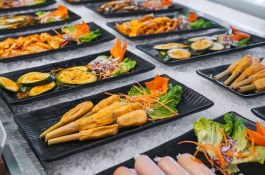 Asya 'da bir otelde Asya büfesi. Kahvaltı için self-servis restoranında Vietnam yemekleri ve bulaşıkları.