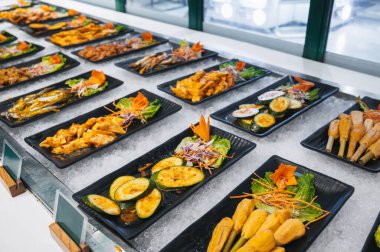 Asya 'da bir otelde Asya büfesi. Kahvaltı için self-servis restoranında Vietnam yemekleri ve bulaşıkları.