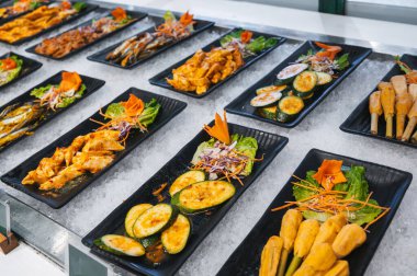 Asya 'da bir otelde Asya büfesi. Vietnam 'da kahvaltı için self-servis restoranında Vietnam yemekleri ve bulaşıkları.