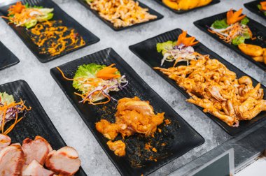 Asya 'da bir otelde Asya büfesi. Vietnam 'da kahvaltı için restoranda Vietnam yemeği ve yemekleri.