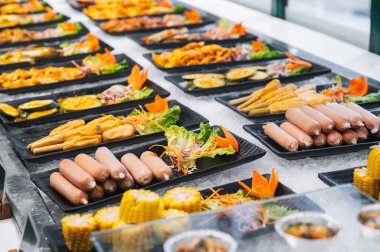 Vietnam 'da Asya' da kahvaltı için otel restoranındaki Asya self servis büfesinde Vietnam yemeklerinin çeşitli çeşitleri.