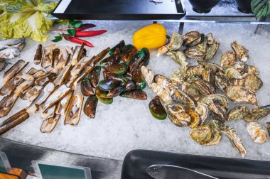 Vietnam 'daki Asya gece pazarında Asya deniz ürünleri sergileniyor. Buzlu taze midye ve istiridye.