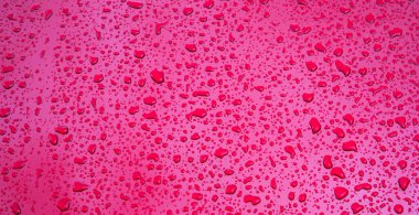 Metal bir yüzeye düşen yağmur damlalarının dokusuna sahip soyut kırmızı arkaplan