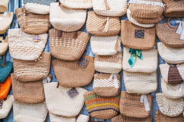 Vietnam 'da Asya pazarındaki tezgahta örülmüş kadın çantaları.