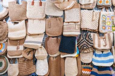 Vietnam 'daki Asya pazarında kadın çantaları tezgahta.