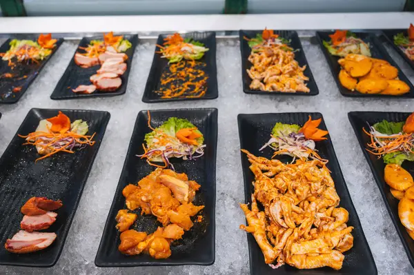 Vietnam 'da Asya' daki otel restoranında çeşitli et çeşitleri ve çeşitli Asya Vietnam yemekleri.