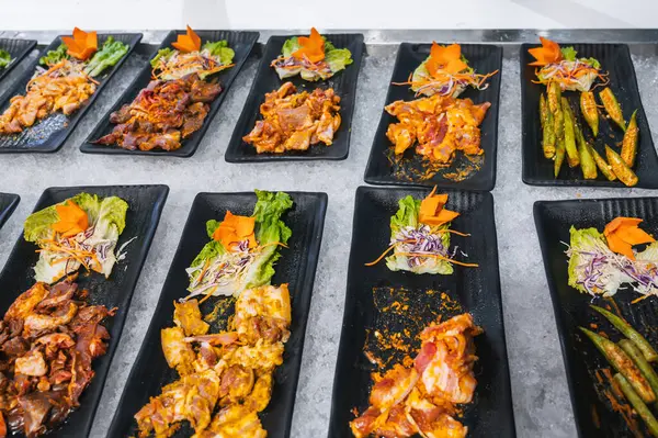 Vietnam 'da Asya' da bir otel restoranında çeşitli et çeşitleri ve çeşitli Asya yemekleri.