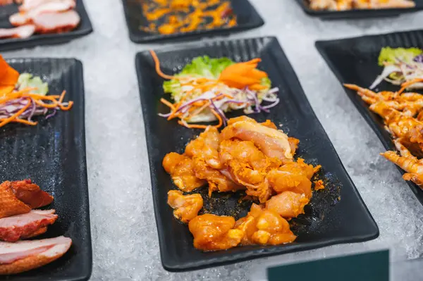 Asya 'da bir otelde Asya büfesi. Kahvaltı için self-servis restoranında Vietnam yemeği.