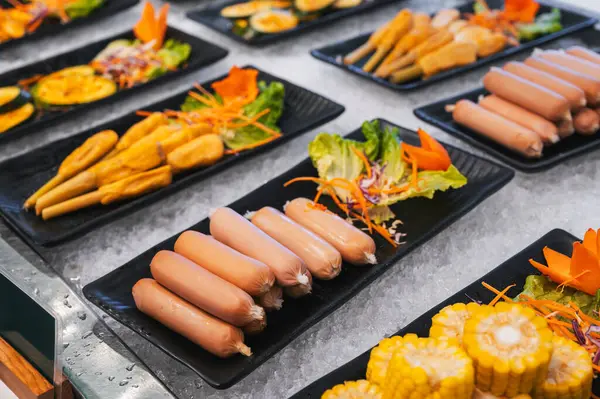 Asya 'da bir otelde Asya büfesi. Vietnam 'da kahvaltı için restoranda Vietnam yemeği ve yemekleri.