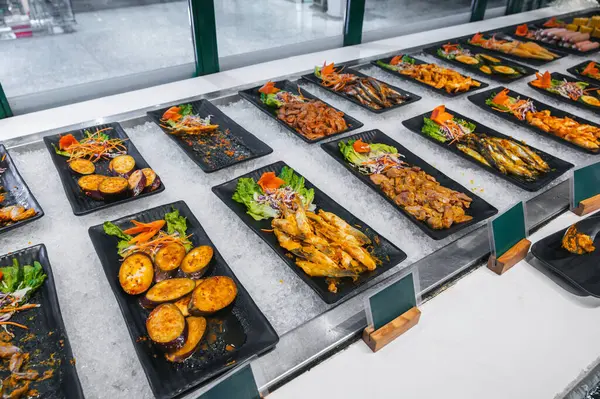 Vietnam 'da Asya' da kahvaltı için otel restoranındaki Asya büfesinde yemek ve et çeşitleri.