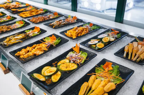 Asya 'da bir otelde Asya büfesi. Kahvaltı için self-servis restoranında Vietnam yemekleri ve bulaşıkları.
