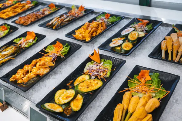 Asya 'da bir otelde Asya büfesi. Vietnam 'da kahvaltı için self-servis restoranında Vietnam yemekleri ve bulaşıkları.