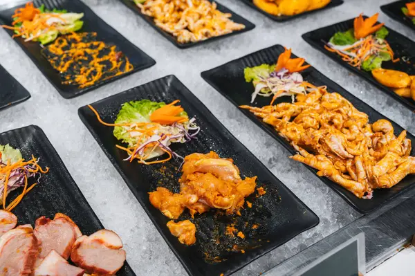 Asya 'da bir otelde Asya büfesi. Vietnam 'da kahvaltı için restoranda Vietnam yemeği ve yemekleri.