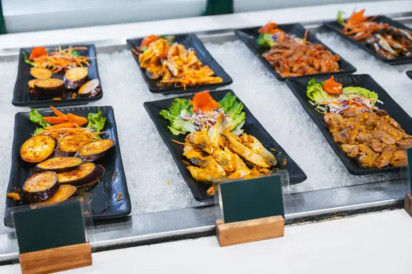 Vietnam 'da Asya' da Vietnam self-servis restoranında Asya deniz ürünleri, et ve sebze yemekleri.