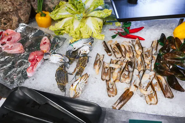 Vietnam 'daki Asya gece pazarında Asya deniz ürünleri sergileniyor. Taze balık, yengeç, midye ve buz üstünde istiridye.