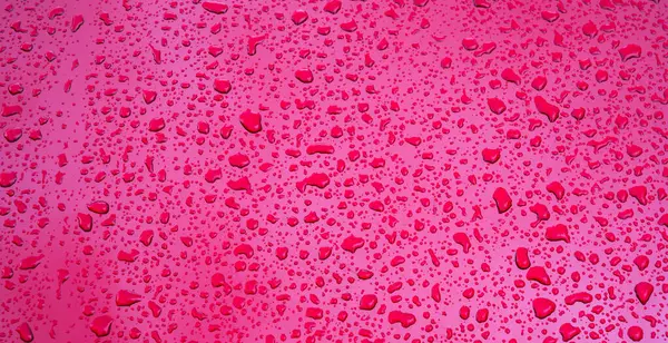 Metal bir yüzeye düşen yağmur damlalarının dokusuna sahip soyut kırmızı arkaplan