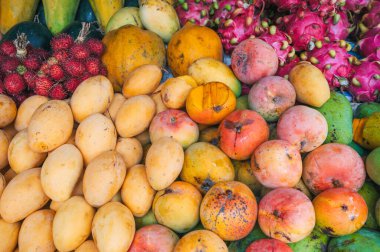 Tayland 'daki Asya sokak pazarında taze Asya egzotik meyve ve mango çeşitleri.