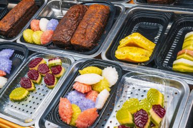 Restorandaki büfede çeşitli tatlı, pasta ve kekler var.