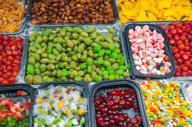 Asya 'daki doğu pazarında çeşitli kurutulmuş meyve, şeker, şeker ve marmelat çeşitleri
