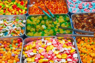 Markette çeşitli renkli marmelatlar ve çiğnenebilir şekerler var.