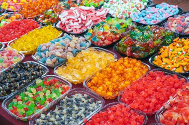 Doğu pazarındaki bir şekerci dükkanında renkli marmelat ve çiğnenebilir şekerler.