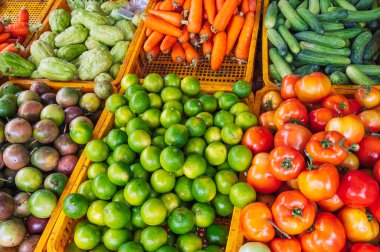 Marketin tezgahında taze sebze çeşitleri var.