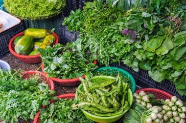 Vietnam 'daki Asya çiftçi pazarında taze sebze ve salata çeşitleri.