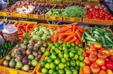 Asya 'daki market tezgahında taze sebze çeşitleri.