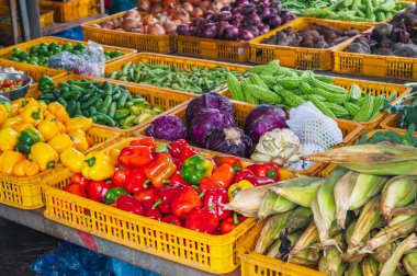 Vietnam 'daki sokak çiftçileri pazarında tezgahın üzerinde taze sebzeler var.