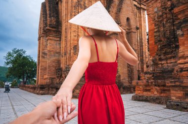 Vietnam 'da Nha Trang' daki Po Nagar Cham Kuleleri 'nde Vietnam şapkalı kadın bir turist. Beni takip edin, Asya 'da seyahat edin.