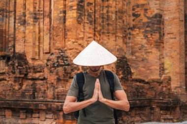 Vietnam 'da, Nha Trang, Vietnam' daki Po Nagar Cham Kulelerinde dua etmeyen Vietnamlı bir adam. Asya 'da seyahat kavramı
