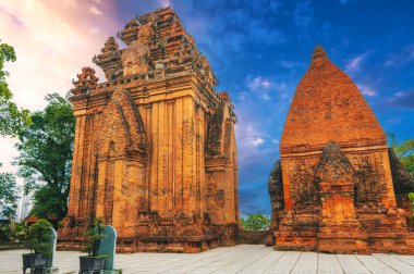 Vietnam 'daki Nha Trang' da antik Vietnam dini Cham Po Nagar Kuleleri
